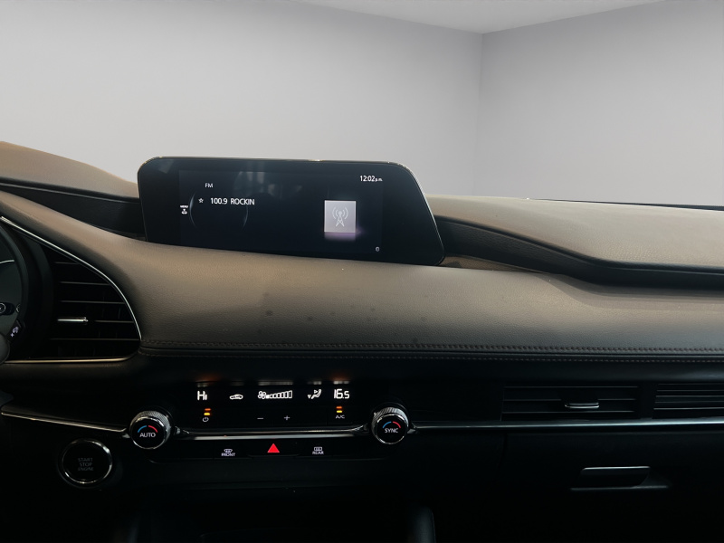 Mazda Mazda 3 5 pts. HB Signature, 2.5T, TA, piel, s. Bose, RA-18, 4x4 2023